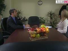 Nach Feierabend treiben es die Lesben auf dem Schreibtisch