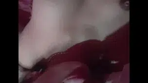 Me pongo muy caliente chupando la vergota de mi papito