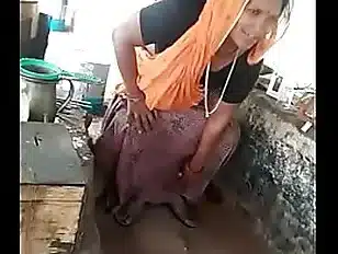 Rajasthani Aunty showing his pussy on pubilc