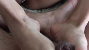 Mí hermanastra me masturba con sus pies terminamos culiando rico