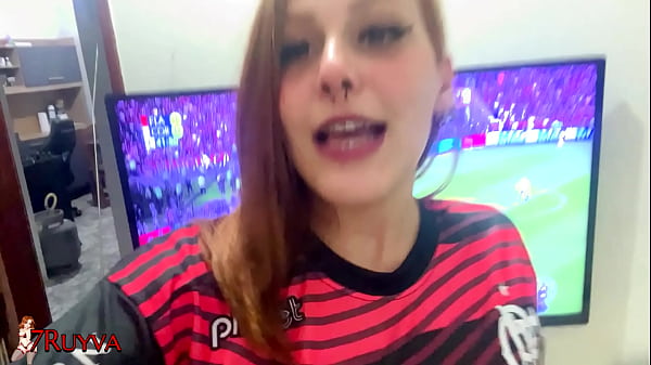 Essa novinha atrapalha o marido assistir o jogo de um jeito bem gostoso