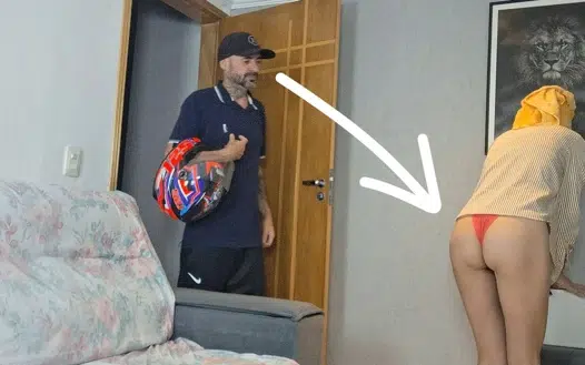 Married Woman Receives Ifood Delivery Man Without Panties!