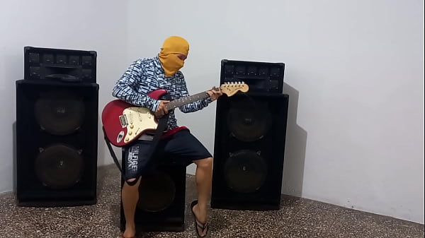 TRIO DE MUSICOS!! EL GUITARRISTA LLAMO A SU AMIGA PARA TENER SEXO, LUEGO PIDIO COMPAÑIA DE UN MACHO PESADO PARA ACOMPAÑAR EL SEXO DE FANTASIA. TRIO REAL CASERO DE MUSICOS CALIENTES