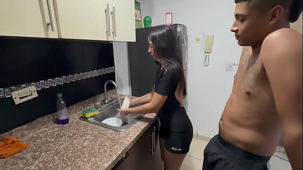 Pareja real amateur tiene sexo casero en la cocina por primera ves – porno en espanol